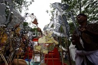 Uniknya ia coba menyampaikan dengan bermain wayang di atas Bio Bemo yang sedang dilakukan uji coba.