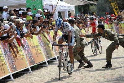 Balap Sepeda Banyuwangi Tour de Ijen Kembali Diwarnai Insiden Menggelikan