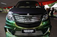 Mobil yang secara fisik menyerupai Alphard itu dijejerkan dengan Selo di salah satu sudut pameran.