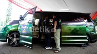 Sekilas penampilannya yang besar dan moncong khas sekilas mirip mobil Alphard.
