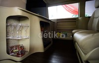 Tak disangka, interior yang dibuat olehnya itu terbilang cukup mewah dengan televisi dan mini bar.