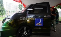 Mobil listrik yang cukup dicharge dengan durasi kurang lebih 3 jam itu dapat menempuh jarak sekitar 300 KM.