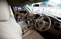 Seorang bocah sedang melihat interior mobil kebanggaan karya anak bangsa tersebut.