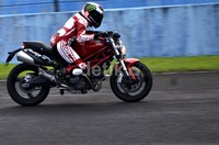 Akhir pekan lalu dengan lincah gadis yang biasa di sapa Ade Desti ini menunggangi Ducati di Sirkuit Sentul bersanding bersama para pria yang doyan ngebut di ajang Ducati Experience's Day.