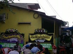 Pelayat Berdatangan ke Rumah Satpam yang Ditembak Brimob