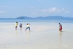 Pantai Cemara di Raja Ampat, Cantiknya Menghipnosis