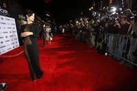 Aktris Jaimie Alexander sukses mencuri perhatian lewat long dress hitam dari Azzaro. REUTERS/Mario Anzuoni.