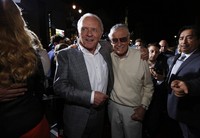 Cast member Anthony Hopkins bergabung bersama Stan Lee untuk berfoto bersama. REUTERS/Mario Anzuoni.