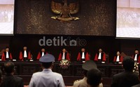 Pelantikan ini dihadiri seluruh hakim konstitusi sebanyak 8 orang.