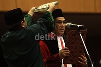 Setelah menyanyikan lagu kebangsaan Indonesia Raya, Hamdan Zoelva dan Arief Hidayat melakukan pengambilan sumpah.