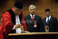 Arief Hidayat menandatangani surat pelantikan sebagai wakil ketua MK.