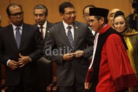 Pelantikan ini juga dihadiri oleh perwakilan dari TNI dan Polri. Ketua Dewan Pertimbangan Partai Golkar, Akbar Tandjung dan Ketua Komisi III Tjatur Sapto Edy, serta Ketua KPU Husni Kamil Manik.