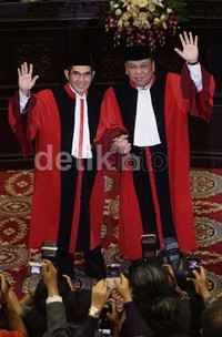 Hamdan Zoelva menggantikan Akil Mochtar yang tersangkut kasus suap.