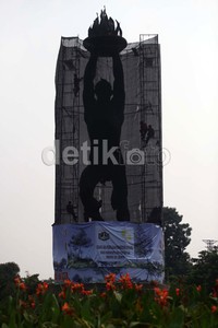 Patung ini dibuat dari beton bertulang dengan adukan semen dan bagian luarnya dilapisi dengan bahan teraso.