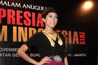 Aktris berumur 29 tahun yang kerap terlihat dengan setelan tomboy itu terlihat feminin di acara AFI 2013. Akew/detikHOT.