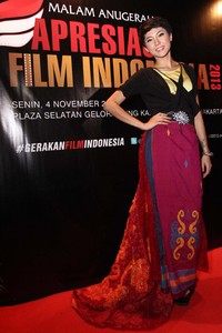 Mengenakan gaun rancangan Kanaya Thabita yang berkesan etnik dan elegan, Poppy Sovia tampak percaya diri. Akew/detikHOT.