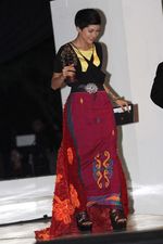 Etnik dan Feminin Poppy Sovia