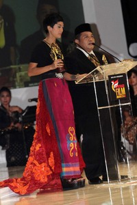 Bersama aktor sekaligus pelawak Harry de Fretes, Poppy Sovia membacakan nominasi. Akew/detikHOT.