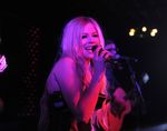 Rilis Album Baru, Avril Lavigne Tampil Feminin