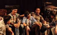 Konsepnya kita lagi rekaman terus nonton film ada Om Abi dan Lukman Sardi. Konsepnya santai aja ceritanya di studio rekaman gitu, tutur Kiki. Noel/detikHOT.