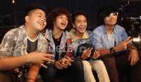 Kita nggak beban tapi seneng-seneng aja. Justru seneng nyanyiin lagu buat film yang banyak ditonton orang-orang. Yang pasti seneng banget, kita ngisi soundtrack yang luar biasa. Bangga, tandas Kiki. Akew/detikHOT.