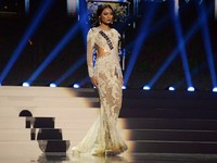 Ia mendapat sambutan meriah di kontes evening gown. AFP Photo/Alexander Nemenov.