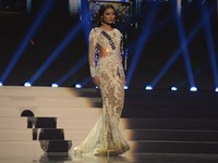 Whulandary yang tampak menawan juga mendapat sambutan meriah di kontes evening gowns. AFP Photo/Alexander Nemenov.