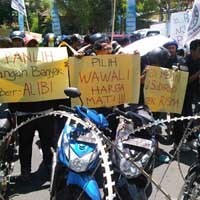 Agenda Pemilihan Wawali Surabaya Diwarnai Unjuk Rasa