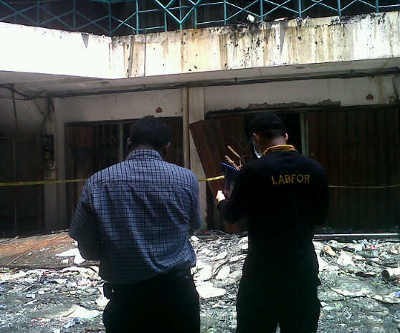 Tim Labfor Olah TKP Pertokoan Pacific Megah