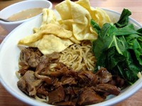 Mie ayam ini terbuat dari flaxseed, sehingga lebih menyehatkan.
