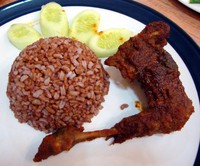 Ayam bumbu Bali dan nasi merah.