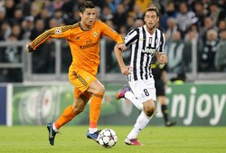 Cristiano Ronaldo melakukan serangan ke pertahanan Juventus. Reuters/Giorgio Perottino.