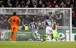 Arturo Vidal membobol gawang Madrid melalui titik putih di menit ke-42. Reuters/Giorgio Perottino.