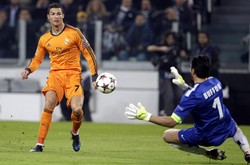 Cristiano Ronaldo melepaskan tendangan yang berbuah gol ke gawang Juventus di menit ke-52. Reuters/Max Rossi.