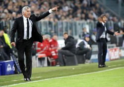 Carlo Ancelotti memberikan arahan dari pinggir lapangan. Reuters/Giorgio Perottino.