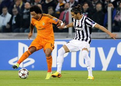 Marcelo berusaha melewati Martin Caceres. Reuters/Giorgio Perottino.