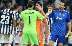 Iker Casillas berjabat tangan dengan Gianluigi Buffon seusai pertandingan. Getty Images/Claudio Villa.