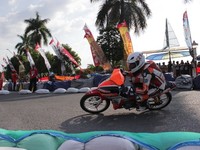 Honda Blade memiliki segmentasi untuk anak muda. Selain itu kami juga ingin menunjukan bahwa Honda Blade itu sangat asik untuk dimodifikasi, kata Senior Supervisor of Promotion Area Jateng PT. Astra International Motor Semarang (AI-HSO) Thomas Wahyono di Tegal, Jawa Tengah.