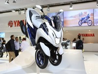 Yamaha mulai memasuki segmen sepeda motor atau skuter 3 roda dengan memperkenalkan Tricity, skuter bongsor terbaru dari Yamaha di ajang EICMA 2013.