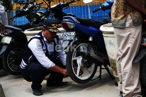 Hangat-hangat Tahi Ayam Razia Parkir Liar