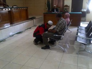 Sambil Berlutut di Persidangan, Sopir FPI Penabrak Ibu di Kendal Minta Maaf