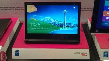 Ada dua jenis Flex 14 yang dirilis Lenovo. Secara tampilan dari luar keduanya sama. Sama-sama mengusung layar 14 inch dan berbasis Windows 8. Perbedaan mencolok adalah dari prosesor dan kartu grafis yang digunakan.