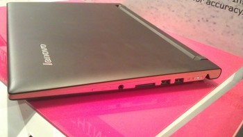 Untuk konektivitas, Lenovo Flex 14 punya 2 USB 2.0, 2 in 1 card reader (SD/MMC) dan Combo Jack di sisi sebelah kanan.