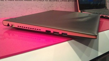 Di sisi sebelah kiri, ada pula port USB 3.0, konektivitas HDMI out dan LAN port. Kelengkapan lainnya adalah Lenovo BGN Wireless, Intel 7260 b/g/n Wireless dan Bluetooth 4.0 dari sisi integrated communications.