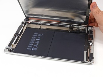 Dibandingkan layar, biaya komponen seperti prosesor, chipset, modem dan komponen lainnya ternyata lebih murah. (kredit foot: ifixit)