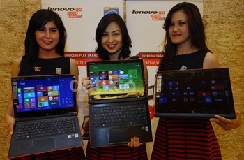     Model menunjukan produk anyar Lenovo.