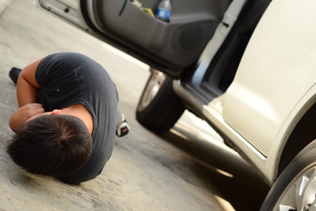 Pria Ini Lompat dari Mobil Karena Cekcok dengan Pacar