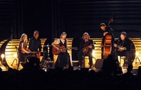 Taylor Swift bersama musisi Alison Krauss dan Vince Gill, membawakan lagu 'Red' secara akustik. REUTERS/Harrison McClary.