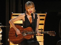 Mengenakan gaun hitam, Taylor Swift terlihat mempesona. REUTERS/Harrison McClary.