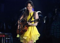 Si cantik Kacey Musgraves sempat membawakan lagu 'Follow Your Arrow'. REUTERS/Harrison McClary.